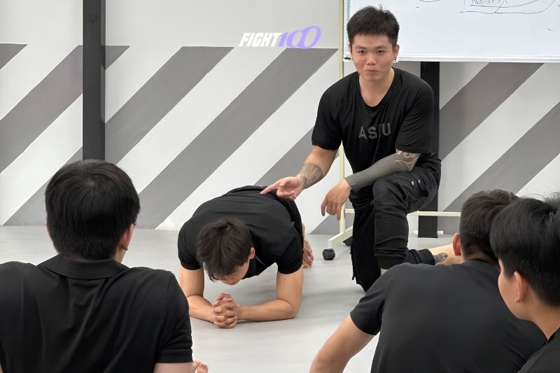 Phòng tập Boxing và Kickboxing Bình Thạnh giúp rèn thể lực, lấy lại tự tin 9 HLV tại Fight100 đang được đào tạo
