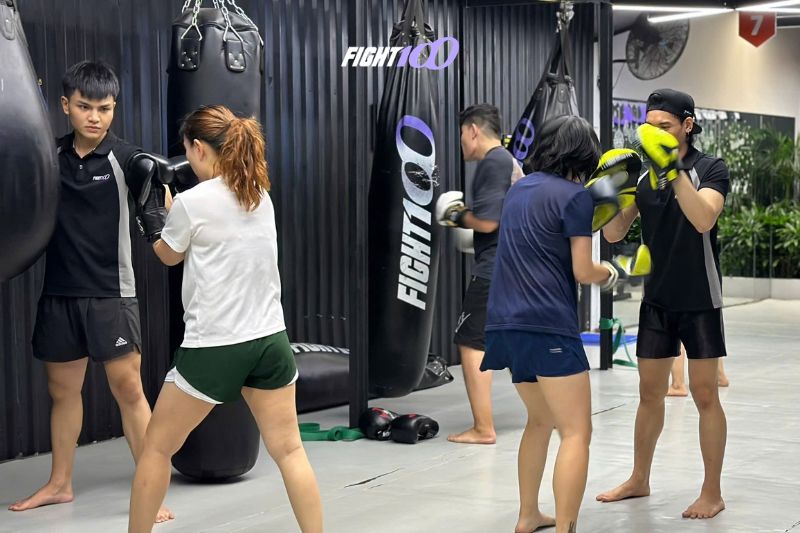 Nên chọn tập Kickboxing hay Muay Thái