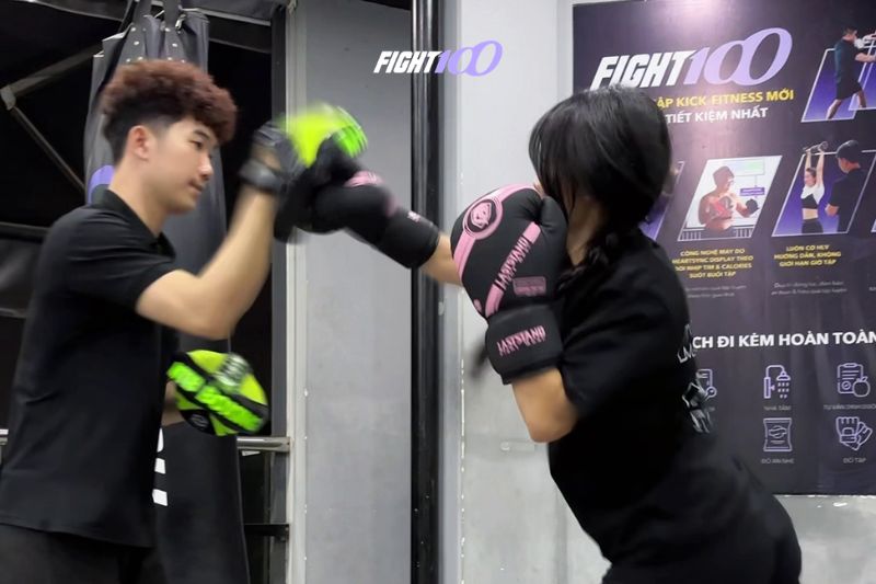 Boxing và Kickboxing khác nhau như thế nào? Nên tập boxing hay kickboxing? 7 Trải nghiệm tập Kick Boxing bài bản tại Fight100